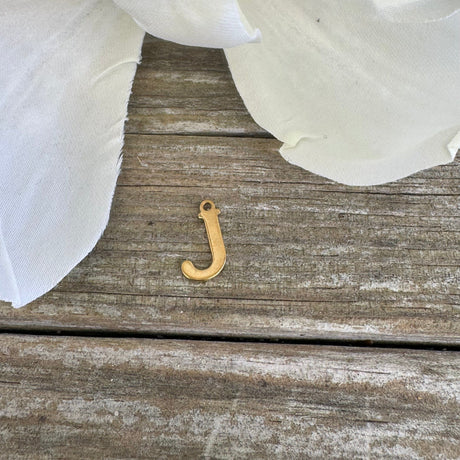 vedhæng J Vandfaste Bogstav Vedhæng, Forgyldt Stål, 12x7mm